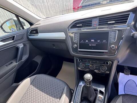 Volkswagen Tiguan TDI BlueMotion Tech SE - U1688