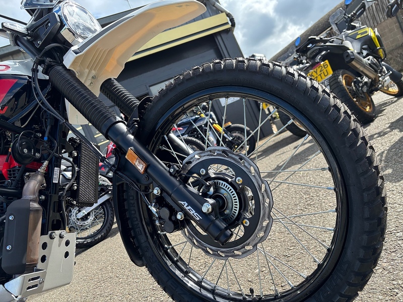 HERO E5+ .2 ADVENTURE MANUAL PETROL