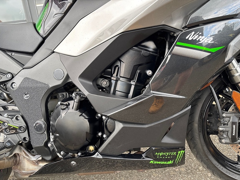 Kawasaki 1000 Sports Tourer Petrol Manual Euro 5 (142 ps)