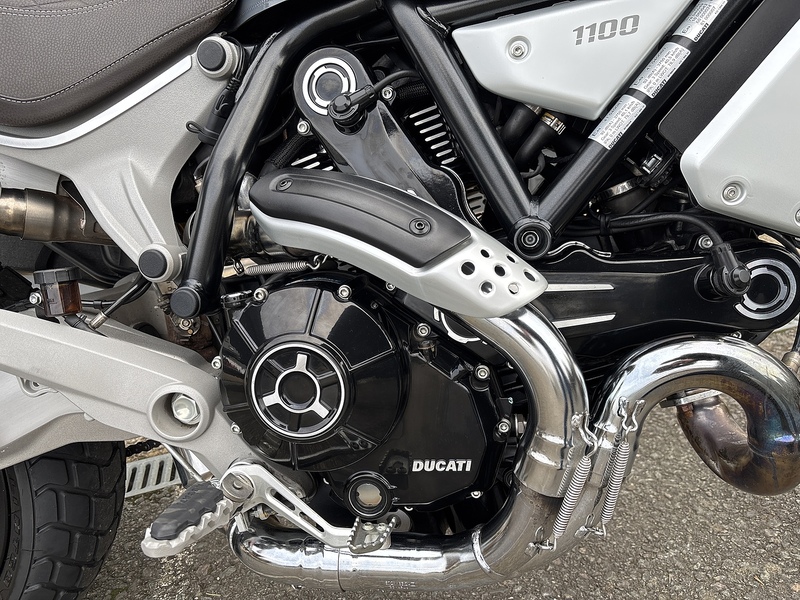 Ducati 1100 Special Roadster/Retro Petrol Manual Euro 4 (87 ps)