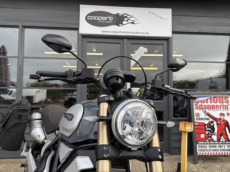 Ducati 1100 Special Roadster/Retro Petrol Manual Euro 4 (87 ps)