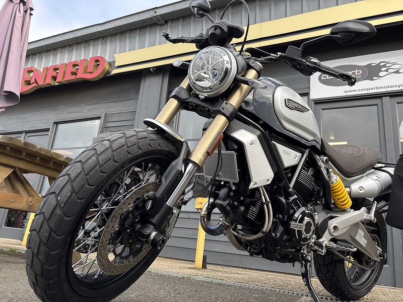 Ducati 1100 Special Roadster/Retro Petrol Manual Euro 4 (87 ps)