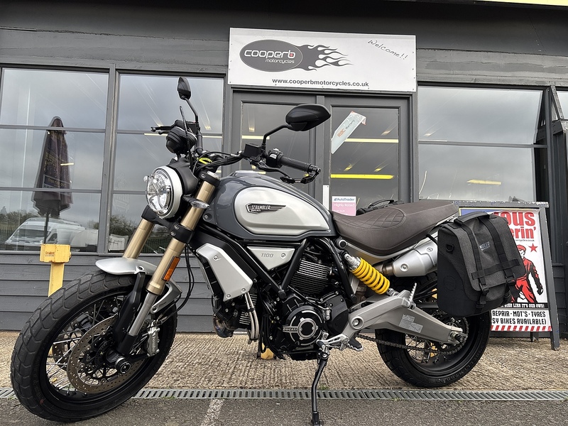 Ducati 1100 Special Roadster/Retro Petrol Manual Euro 4 (87 ps)