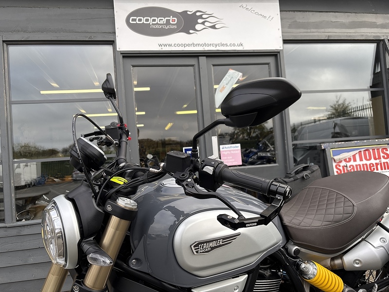 Ducati 1100 Special Roadster/Retro Petrol Manual Euro 4 (87 ps)