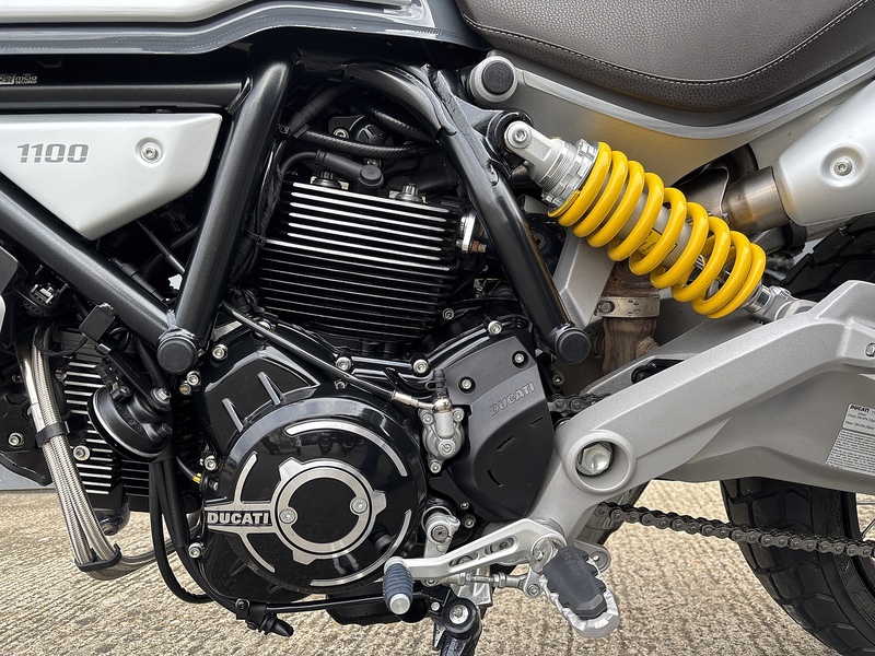 Ducati 1100 Special Roadster/Retro Petrol Manual Euro 4 (87 ps)