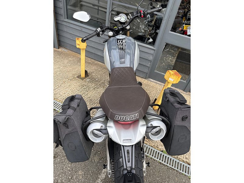 Ducati 1100 Special Roadster/Retro Petrol Manual Euro 4 (87 ps)