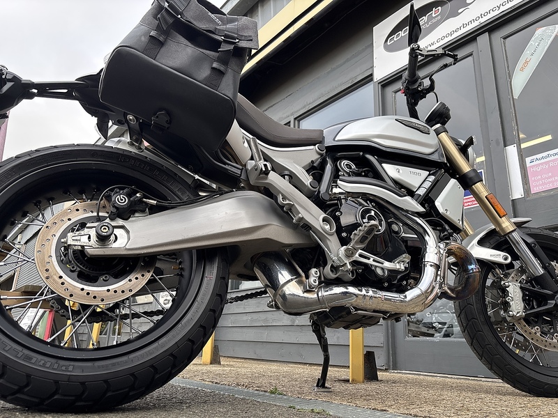 Ducati 1100 Special Roadster/Retro Petrol Manual Euro 4 (87 ps)