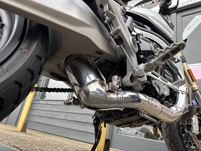 Ducati 1100 Special Roadster/Retro Petrol Manual Euro 4 (87 ps)