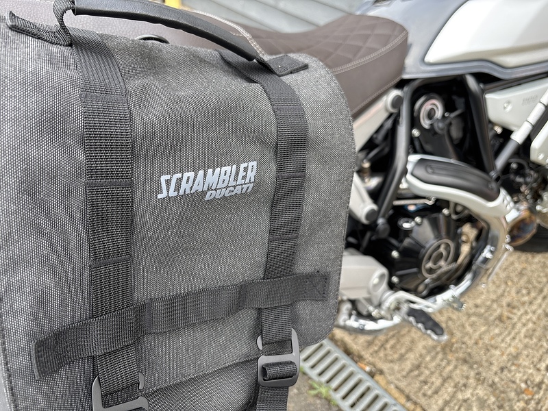 Ducati 1100 Special Roadster/Retro Petrol Manual Euro 4 (87 ps)