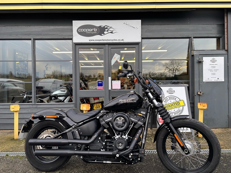 1745 FXBB Street Bob Custom Cruiser Petrol Manual Euro 4 (87 ps)