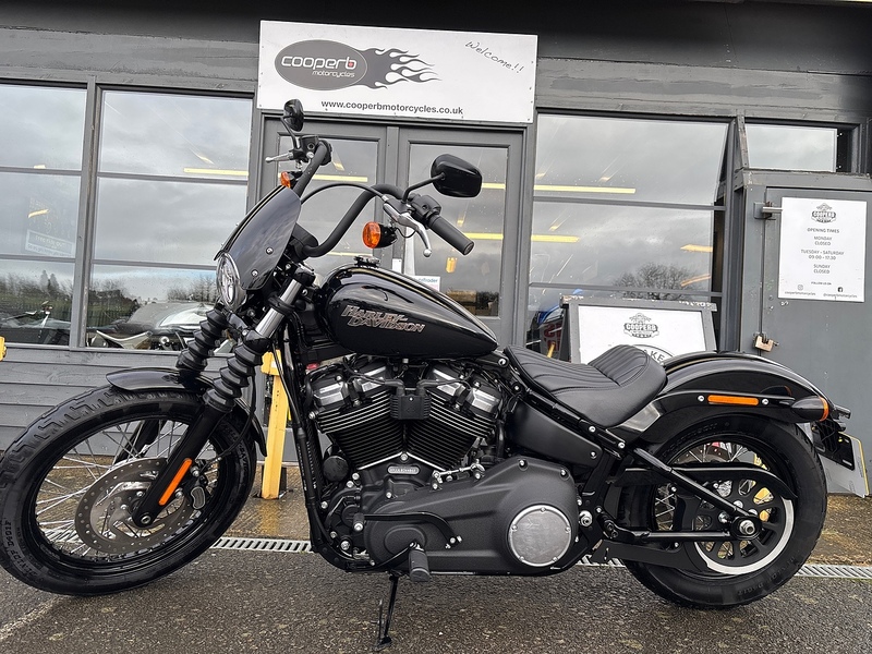 Harley-Davidson 1745 FXBB Street Bob Custom Cruiser Petrol Manual Euro 4 (87 ps)