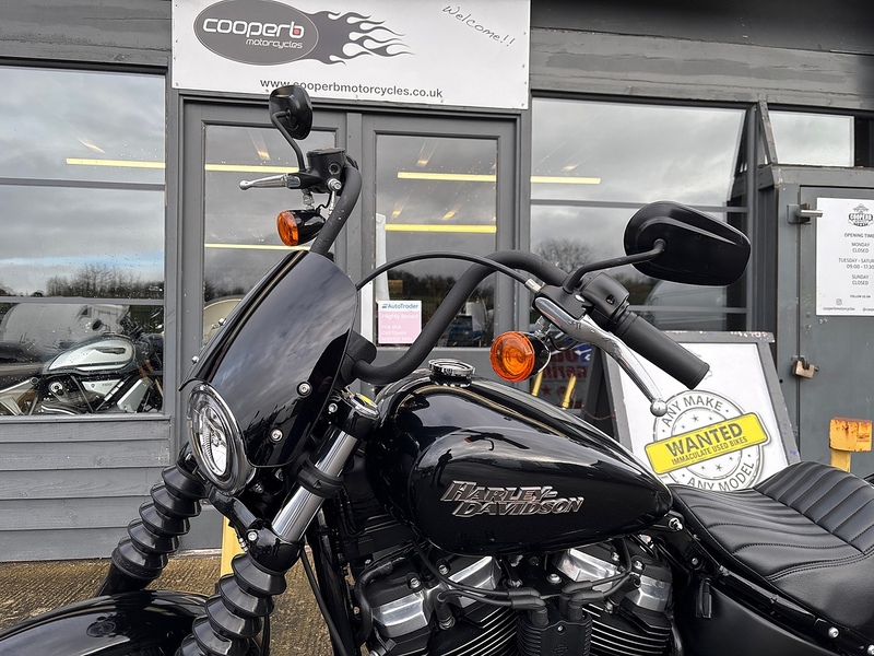 Harley-Davidson 1745 FXBB Street Bob Custom Cruiser Petrol Manual Euro 4 (87 ps)