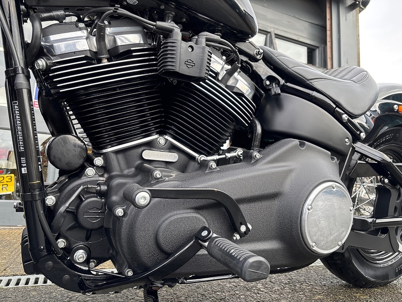 Harley-Davidson 1745 FXBB Street Bob Custom Cruiser Petrol Manual Euro 4 (87 ps)