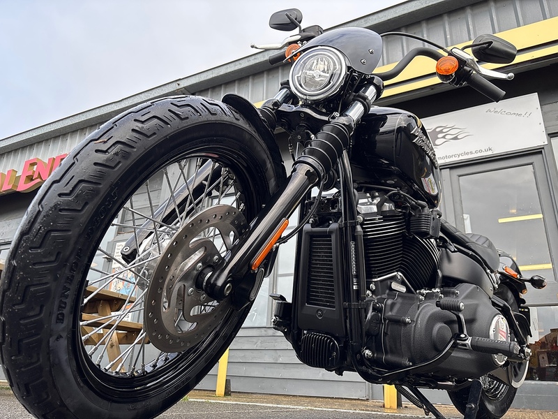 Harley-Davidson 1745 FXBB Street Bob Custom Cruiser Petrol Manual Euro 4 (87 ps)