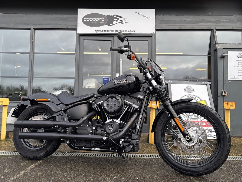 Harley-Davidson 1745 FXBB Street Bob Custom Cruiser Petrol Manual Euro 4 (87 ps)