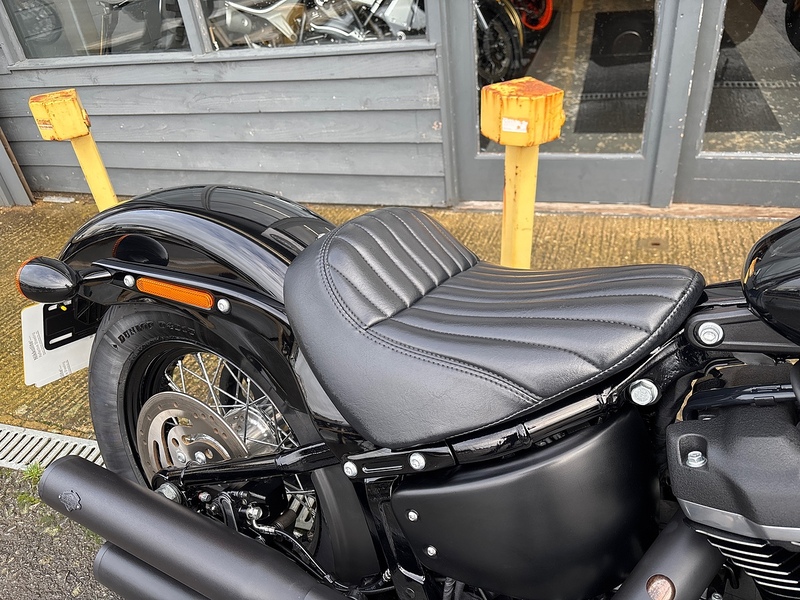 Harley-Davidson 1745 FXBB Street Bob Custom Cruiser Petrol Manual Euro 4 (87 ps)