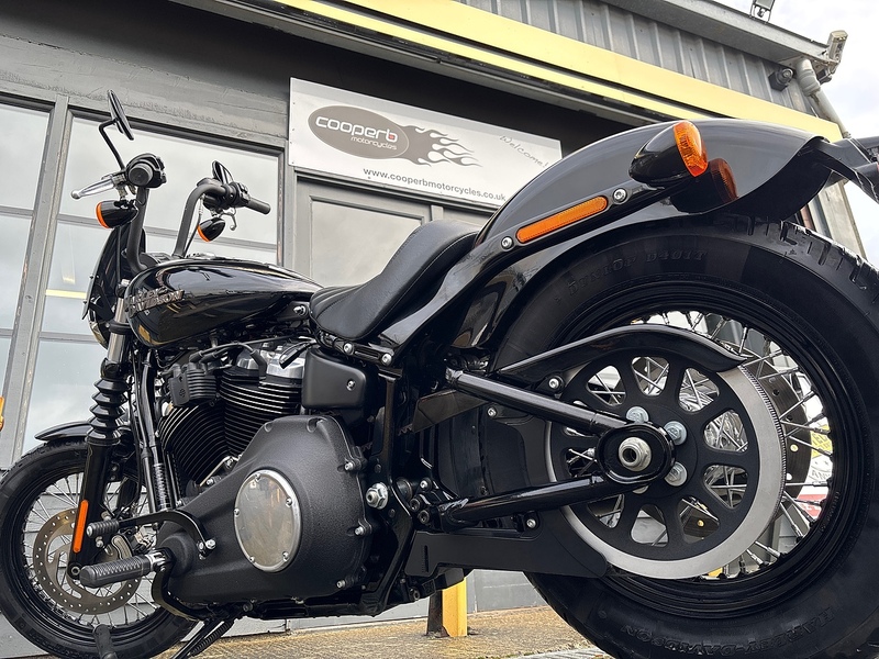 Harley-Davidson 1745 FXBB Street Bob Custom Cruiser Petrol Manual Euro 4 (87 ps)