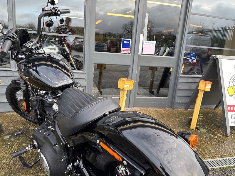 Harley-Davidson 1745 FXBB Street Bob Custom Cruiser Petrol Manual Euro 4 (87 ps)