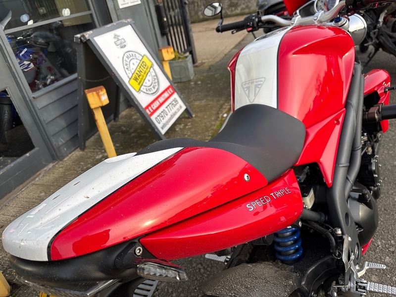 Triumph 1050 Naked Petrol Manual (129 ps)