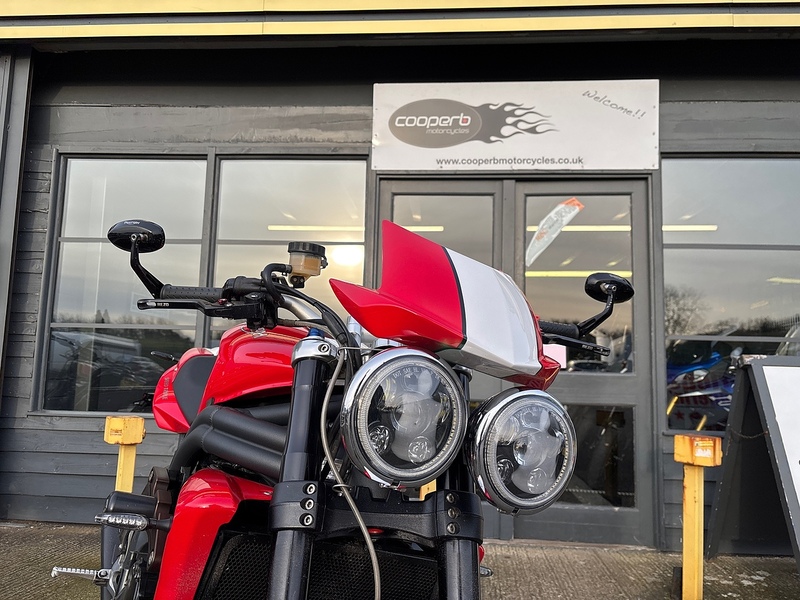 Triumph 1050 Naked Petrol Manual (129 ps)