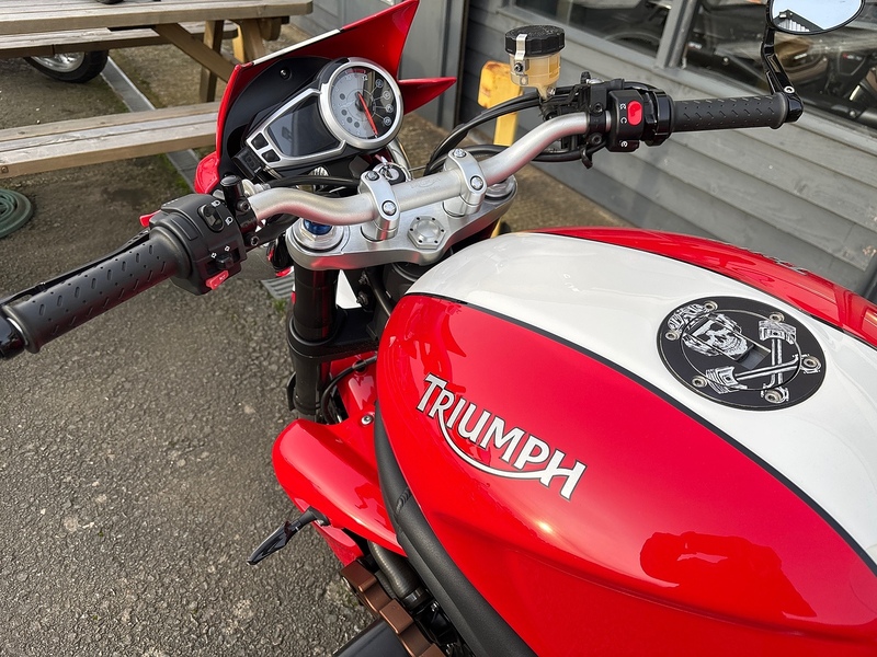 Triumph 1050 Naked Petrol Manual (129 ps)