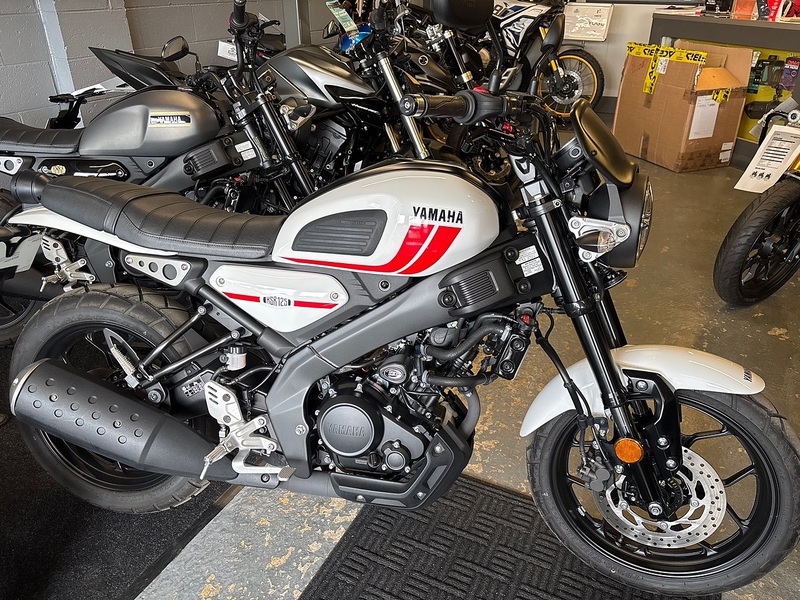 Yamaha 125 Roadster/Retro Petrol Manual Euro 5 (15 ps)