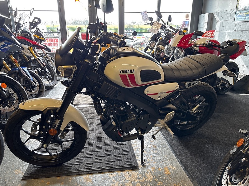 Yamaha 125 Roadster/Retro Petrol Manual Euro 5 (15 ps)