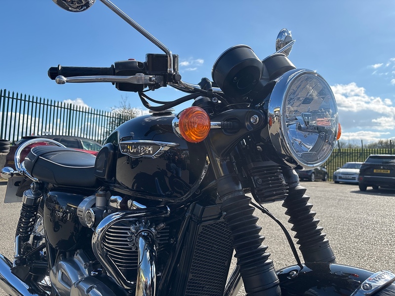 TRIUMPH BONNEVILLE RETRO 1.2 MANUAL PETROL
