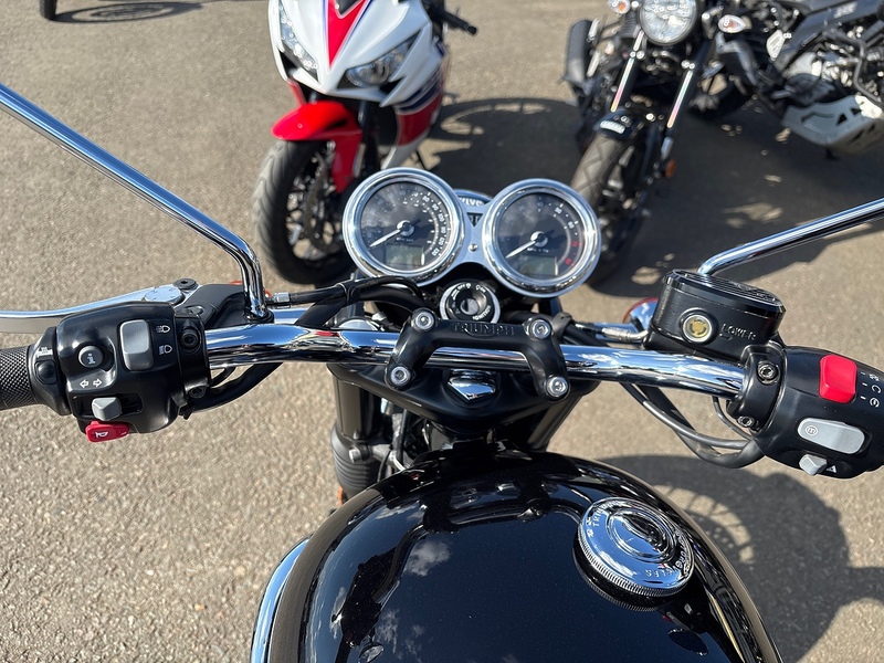 TRIUMPH BONNEVILLE RETRO 1.2 MANUAL PETROL