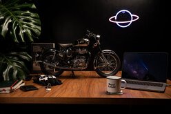 ROYAL ENFIELD CLASSIC COLLECTIBLE SCALE MODEL CHROME BLACK RLCSMO220083 Image 1
