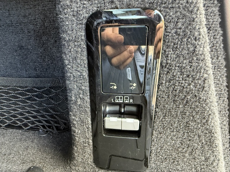 Land Rover 3.0 D300 MHEV Dynamic SE SUV 5dr Diesel Auto 4WD Euro 6 (s/s) (300 ps)