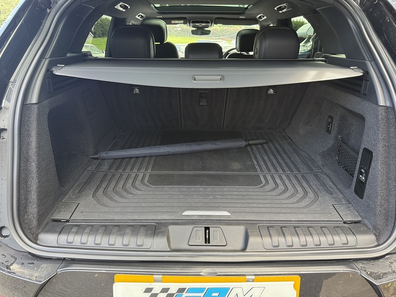 Land Rover 3.0 D300 MHEV Dynamic SE SUV 5dr Diesel Auto 4WD Euro 6 (s/s) (300 ps)