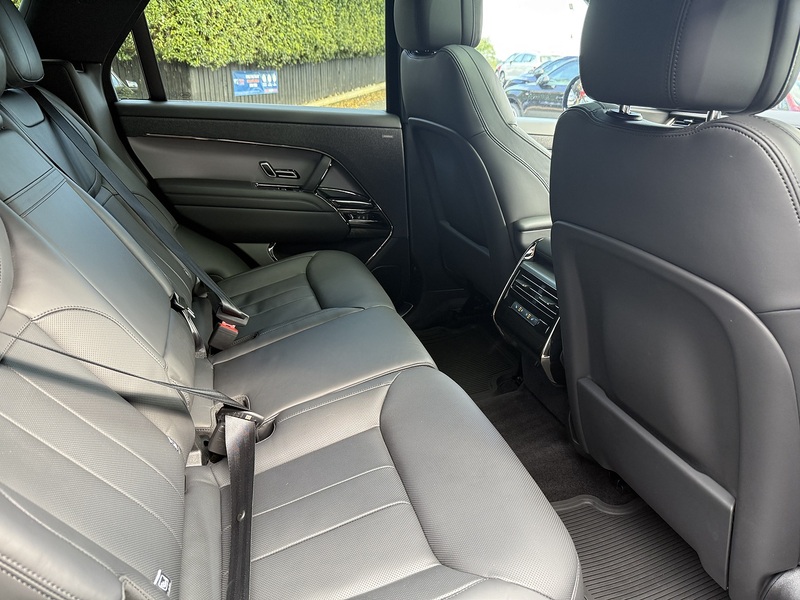 Land Rover 3.0 D300 MHEV Dynamic SE SUV 5dr Diesel Auto 4WD Euro 6 (s/s) (300 ps)