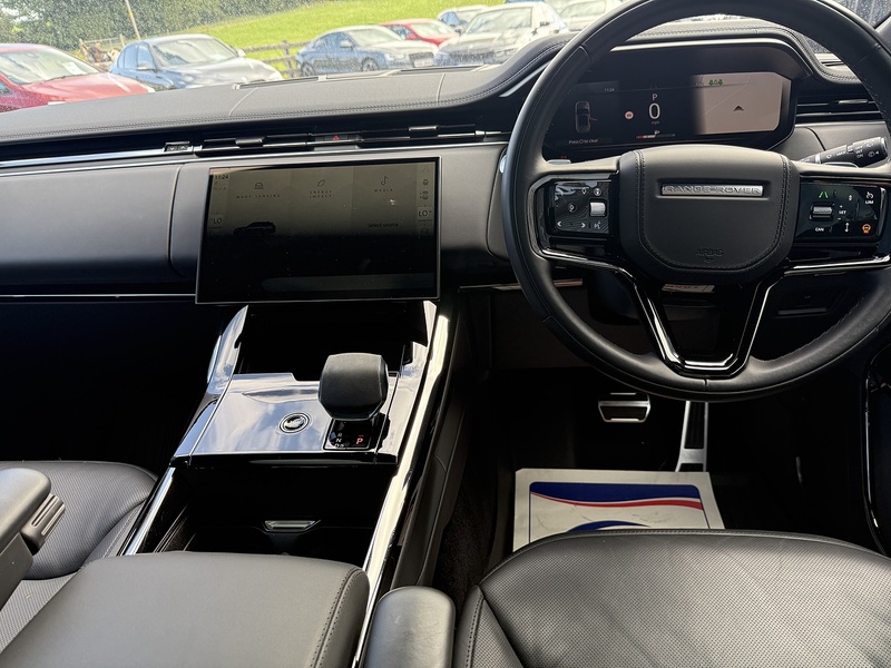 Land Rover 3.0 D300 MHEV Dynamic SE SUV 5dr Diesel Auto 4WD Euro 6 (s/s) (300 ps)