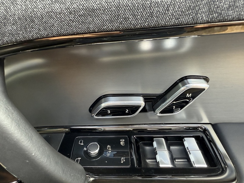 Land Rover 3.0 D300 MHEV Dynamic SE SUV 5dr Diesel Auto 4WD Euro 6 (s/s) (300 ps)