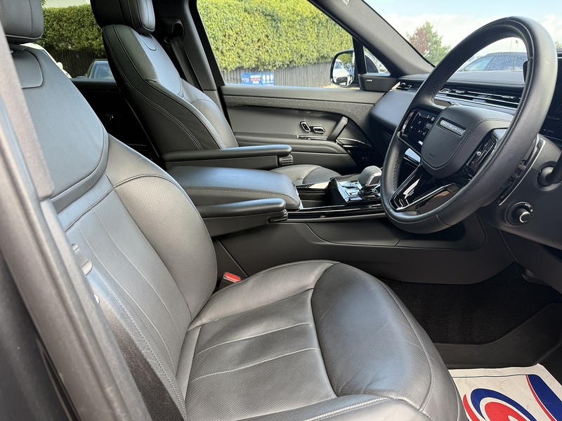 Land Rover 3.0 D300 MHEV Dynamic SE SUV 5dr Diesel Auto 4WD Euro 6 (s/s) (300 ps)