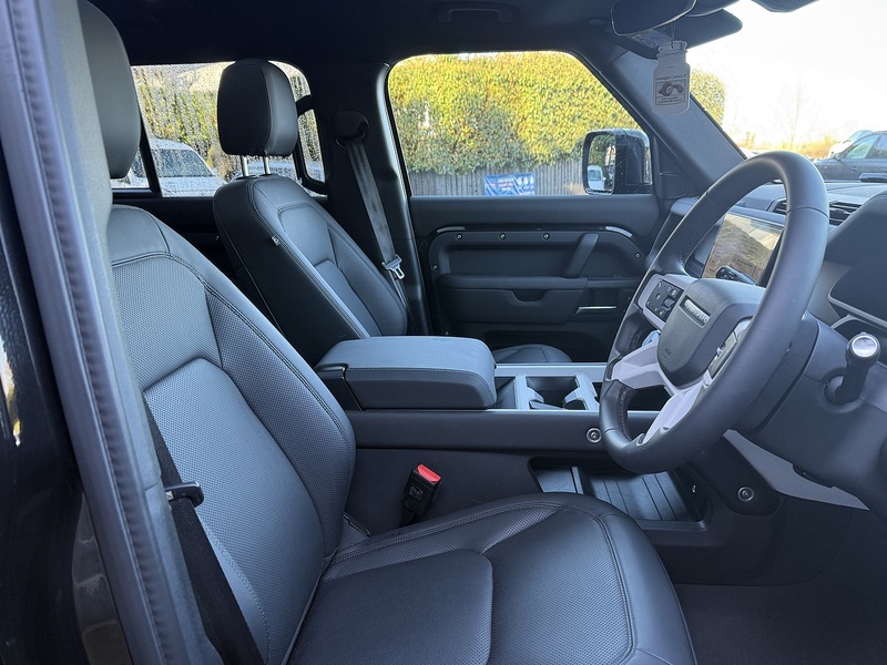 Land Rover 3.0 D250 MHEV X-Dynamic SE SUV 5dr Diesel Auto 4WD Euro 6 (s/s) (250 ps)