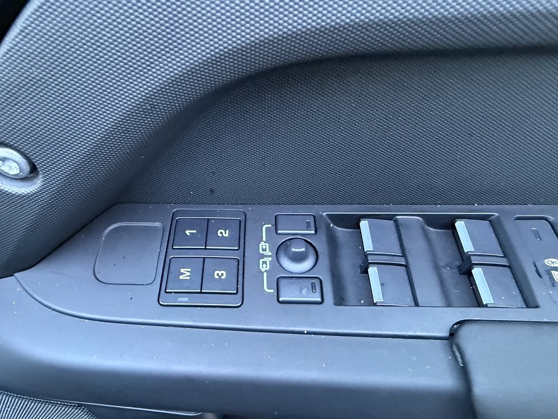 Land Rover 3.0 D250 MHEV X-Dynamic SE SUV 5dr Diesel Auto 4WD Euro 6 (s/s) (250 ps)