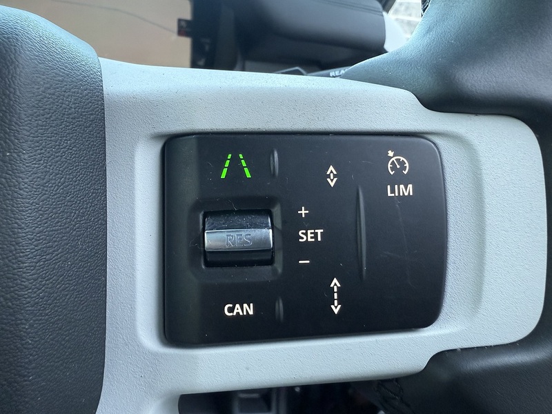 Land Rover 3.0 D250 MHEV X-Dynamic SE SUV 5dr Diesel Auto 4WD Euro 6 (s/s) (250 ps)