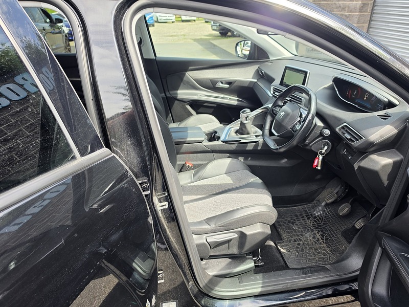 Peugeot PureTech Allure SUV 1.2 Manual Petrol