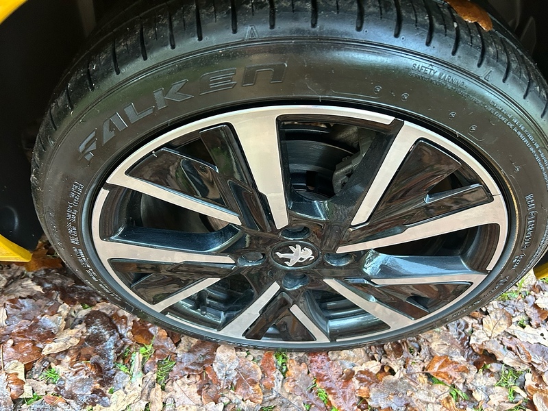 Peugeot 208 PureTech Allure - U1518