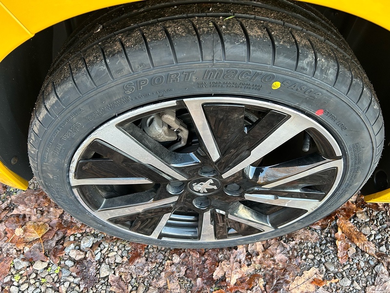 Peugeot 208 PureTech Allure - U1518