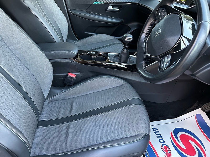 Peugeot 208 PureTech Allure - U1518