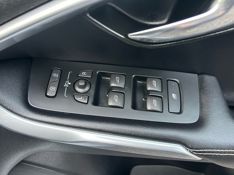 Volvo V40 T3 R-Design - U1536