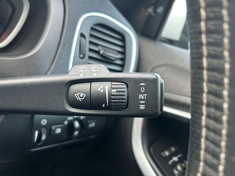 Volvo V40 T3 R-Design - U1536