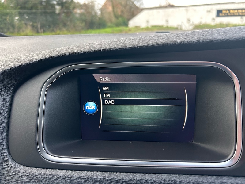 Volvo V40 T3 R-Design - U1536