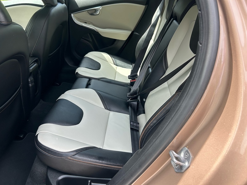 Volvo V40 Cross Country D2 Lux Nav - U1634