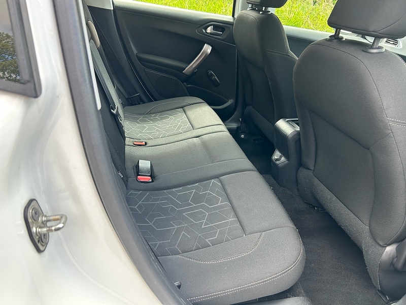 Peugeot 2008 BlueHDi Active - U1638
