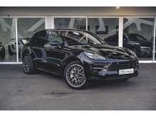 PORSCHE MACAN GTS FINIHSED IN METALLIC BLACK