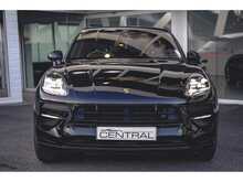 PORSCHE MACAN GTS FINIHSED IN METALLIC BLACK